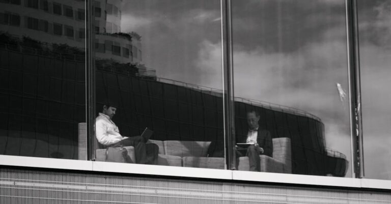 Illustration de Taxe Zucman : Le Débat Constitutionnel sur l'Imposition des Ultra-Riches Gabriel-Zucman-conference