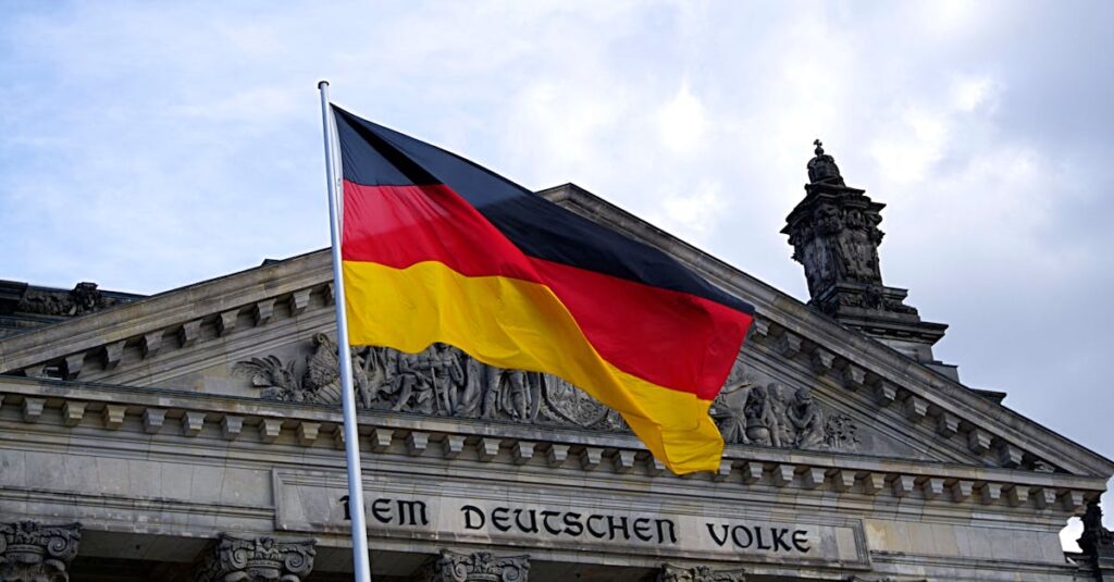 Illustration de Allemagne : Bodo Ramelow relance le débat sur les emblèmes nationaux German-flag-Reichstag