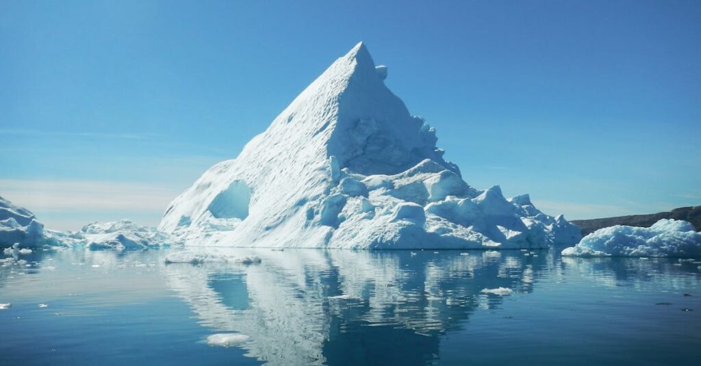 Illustration de Groenland : entre crise climatique et convoitises géopolitiques Groenland-melting-glacier
