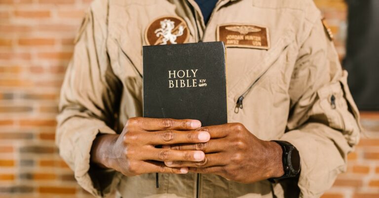 Illustration de James Comey inculpé : fausses déclarations et entrave à la justice James-Comey-portrait