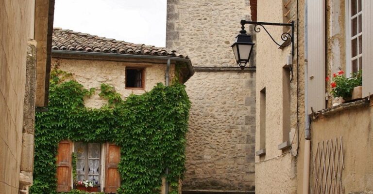 Illustration de La Provence : défis et innovations face à la baisse des ventes La-Provence-newspaper-building