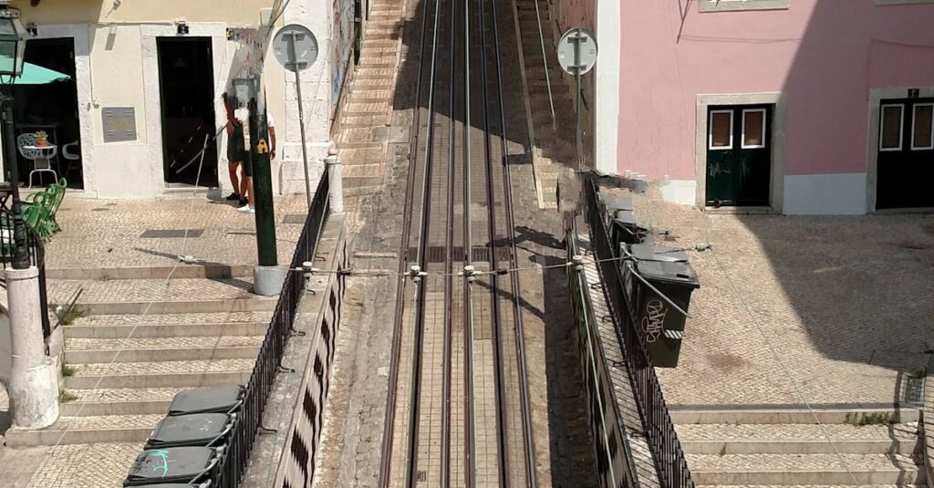 Illustration de Tragédie à Lisbonne : le funiculaire de Gloria déraille, 16 morts Lisbon-Gloria-funicular-crash-1