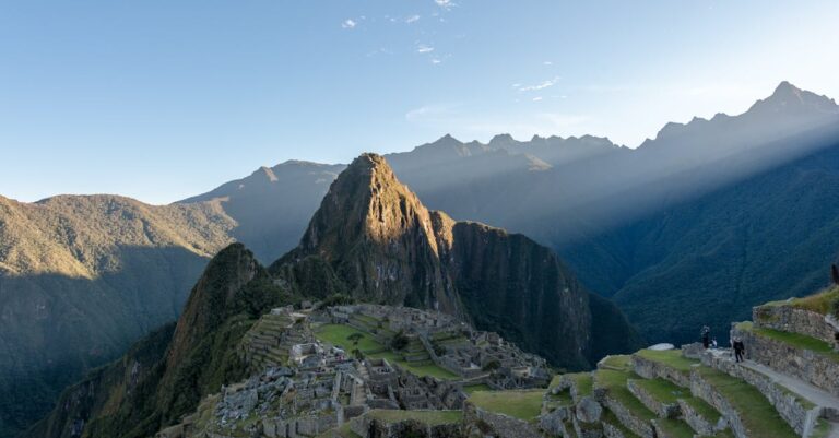 Illustration de Évacuation de 1 400 touristes au Machu Picchu après des affrontements Machu-Picchu-police-tourists