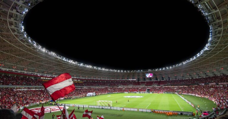 Illustration de L'OM bat le PSG : un Classique mémorable au Vélodrome Marseille-football-celebration