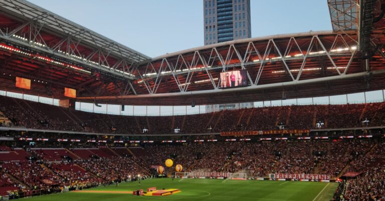 Illustration de L'OGC Nice s'incline face à l'AS Roma en Ligue Europa (1-2) Nice-Roma-football-match