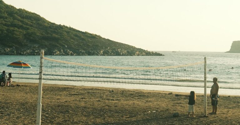 Illustration de Sarkozy: Bayrou critique l'exécution provisoire, Le Pen concernée Nicolas-Sarkozy-court-5