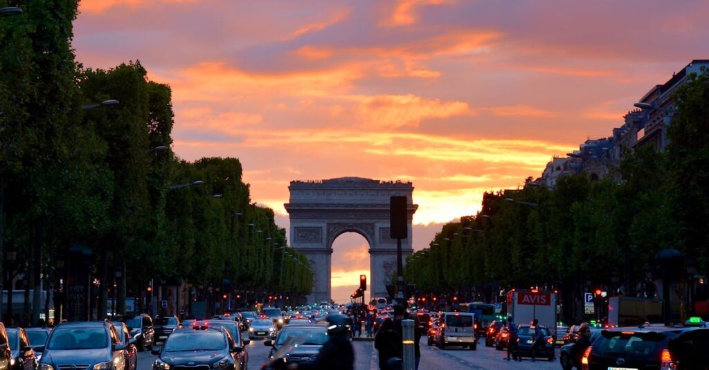 Illustration de Champs-Élysées : Le Qatar, propriétaire discret d'un pan de l'avenue Paris-Champs-Elysees-avenue