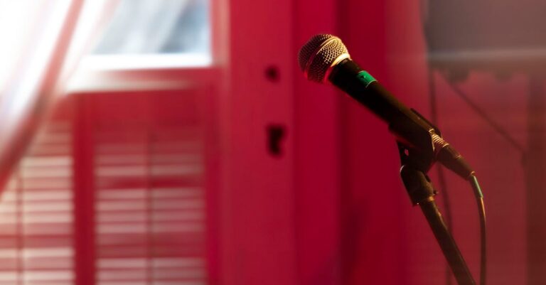 Illustration de CGT : Sophie Binet maintient la pression sur Sébastien Lecornu Sophie-Binet-microphone