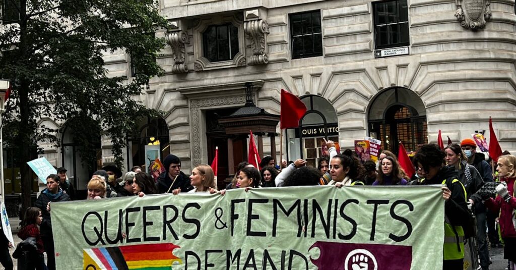 Illustration de Londres : Starmer condamne l'intimidation après un grand rassemblement d'extrême droite Tommy-Robinson-London-rally