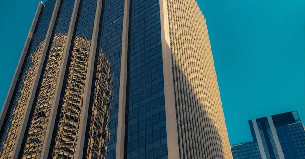 Illustration de TotalEnergies : Baisse des profits mais rebond en vue ? TotalEnergies-corporate-building