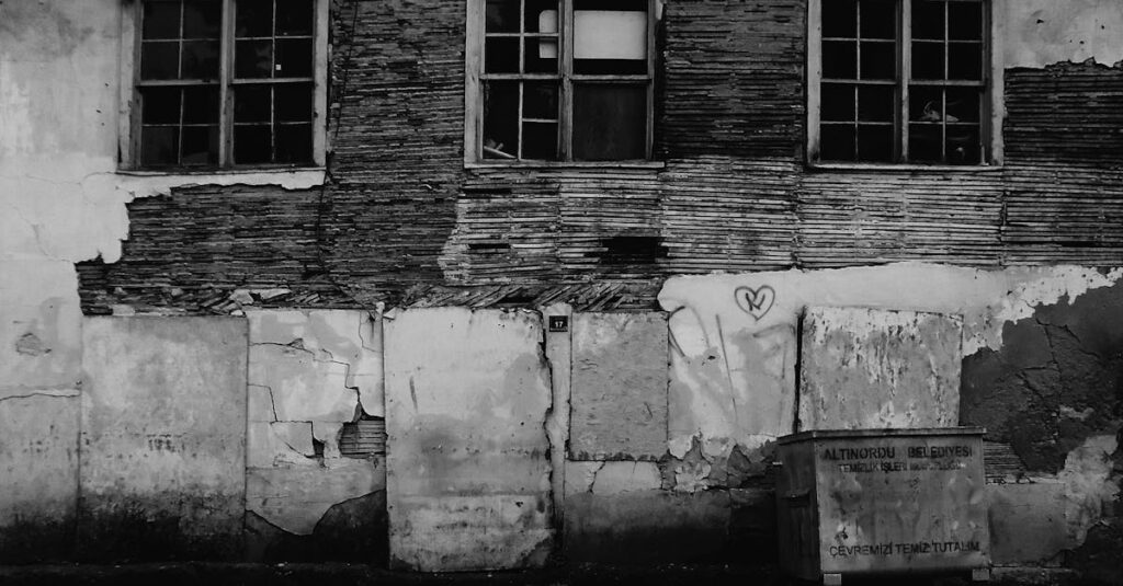 Illustration de Héritiers et succession : attention aux biens sans maître abandoned-house-legal