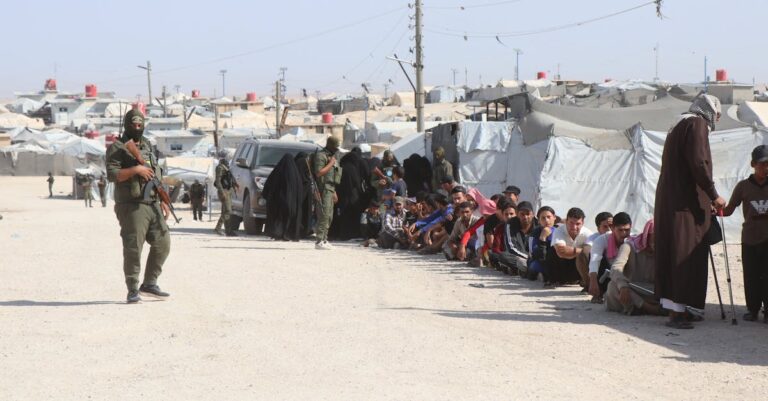 Illustration de Rapatriement de Syrie : 3 femmes et 10 enfants de djihadistes en France al-hol-camp-syria