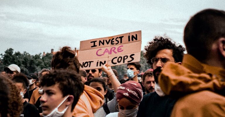 Illustration de La France face à une vague antifiscale inédite en 2025 anti-tax-protest-France