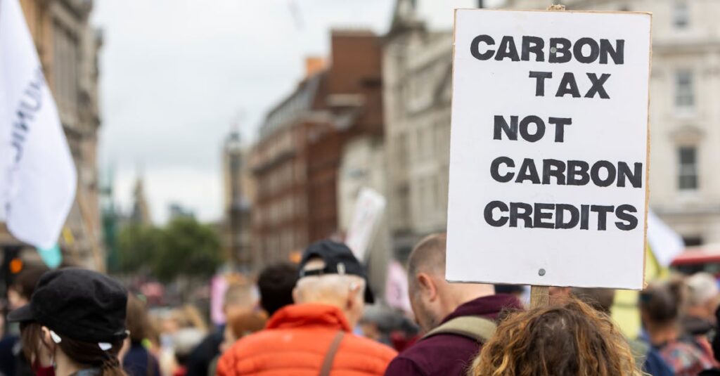 Illustration de Taxe Zucman : Comprendre le débat fiscal qui agite la France bisancon-protest-tax