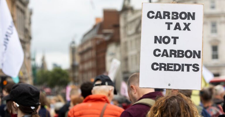 Illustration de Taxe Zucman : Comprendre le débat fiscal qui agite la France bisancon-protest-tax