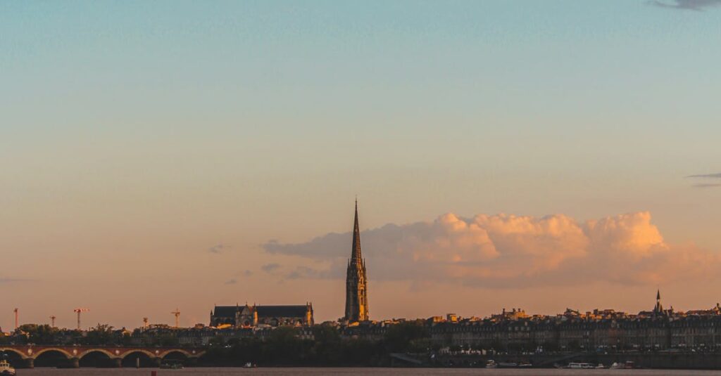 Illustration de Le mouvement Bloquons tout : une mobilisation orientée à gauche bordeaux-gironde-cityscape