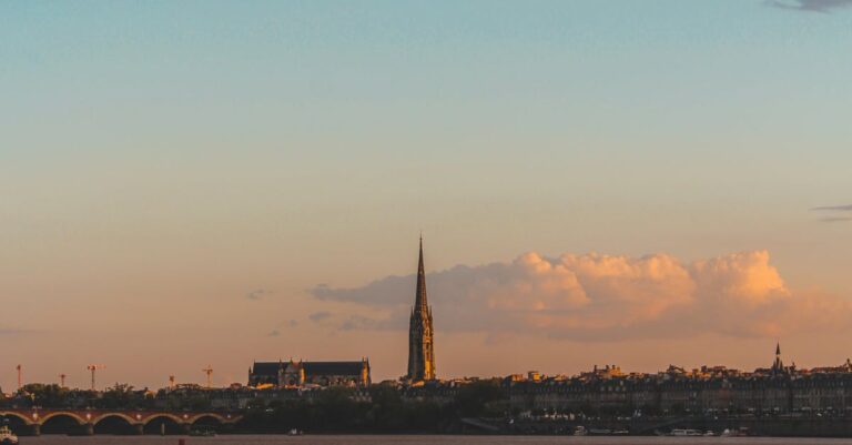 Illustration de Le mouvement Bloquons tout : une mobilisation orientée à gauche bordeaux-gironde-cityscape