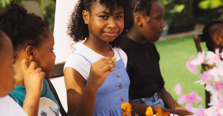 Illustration de Aliments ultra-transformés : un danger pour nos enfants children-eating-processed-food
