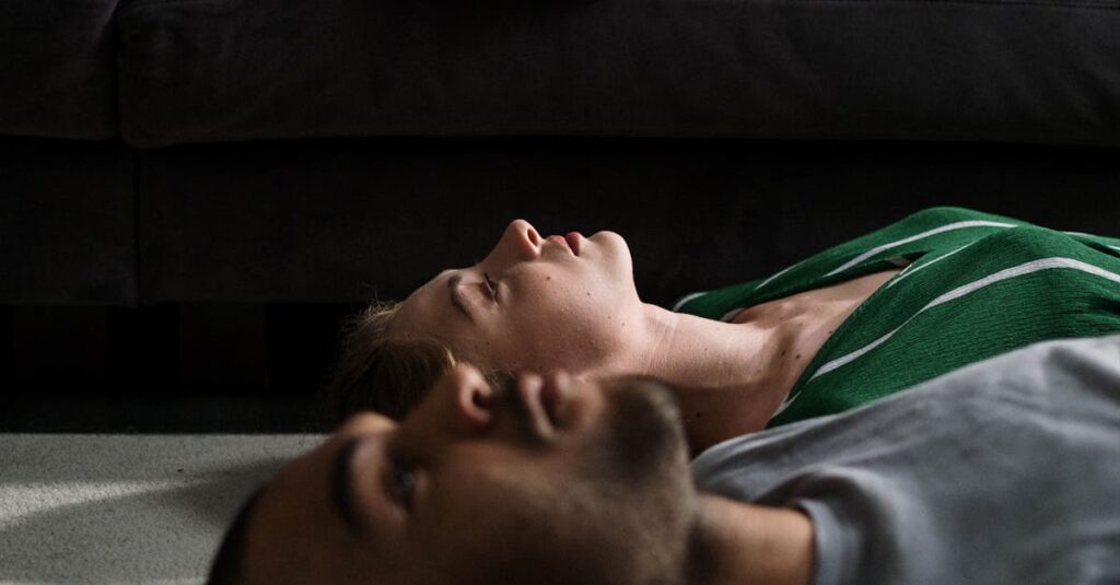 Illustration de Renoncement sexuel: Quand la fatigue prime sur le désir couple-fatigue-relationship