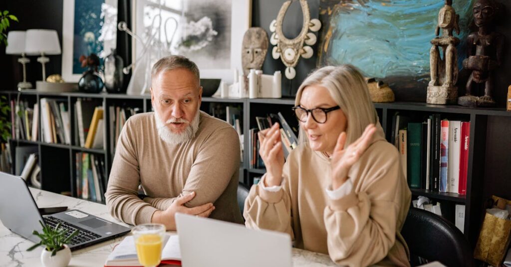 Illustration de Boomers vs Jeunes : Le débat houleux sur la dette s'intensifie elderly-couple-discussion