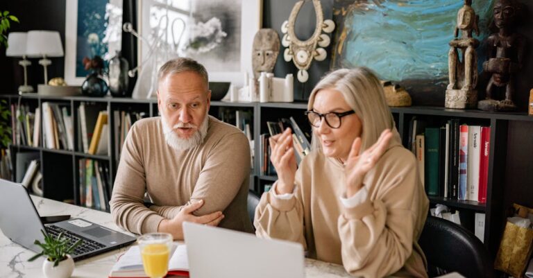 Illustration de Boomers vs Jeunes : Le débat houleux sur la dette s'intensifie elderly-couple-discussion