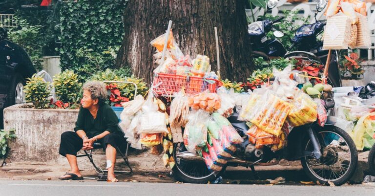 Illustration de Françoise, 87 ans, une investisseuse boursière passionnée elderly-woman-stock-market