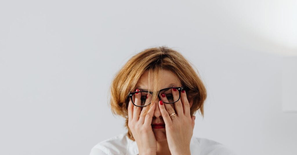 Illustration de La Pression au Travail : Quand les Slogans Politiques Révèlent une Dure Réalité employee-stress-workplace