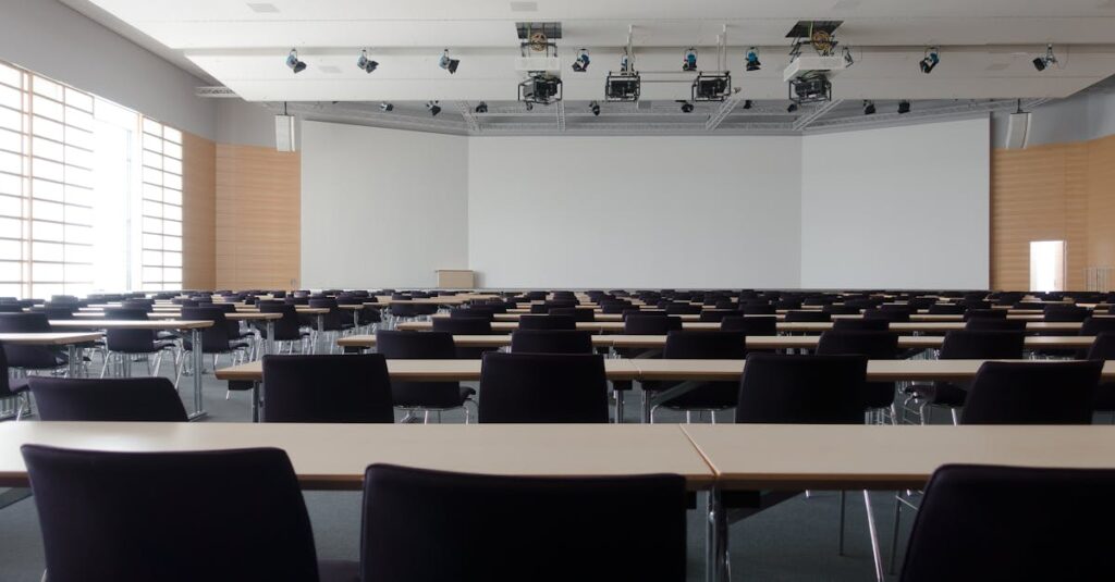 Illustration de Bureaux vides et crise du logement : la France cherche des solutions en 2025 empty-office-building-conversion
