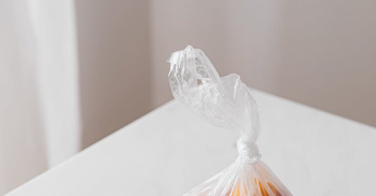 Illustration de Associations en crise : coupes budgétaires et précarité croissante food-waste-sorting