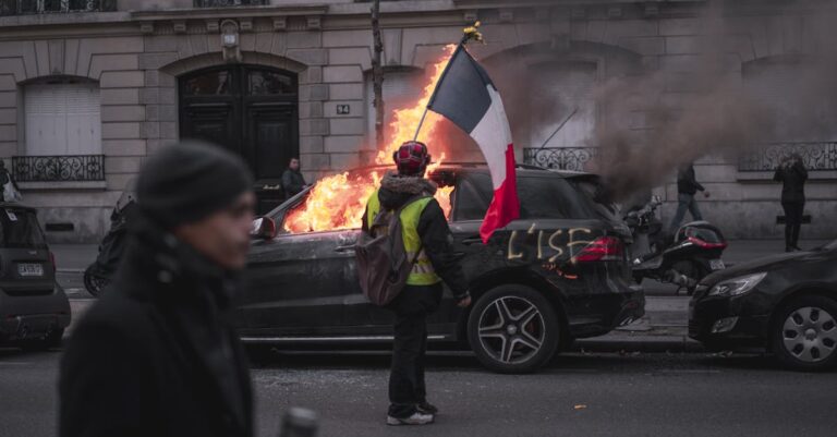 Illustration de Mobilisation du 10 Septembre : Bilan des blocages et interpellations en France france-protest-chaos