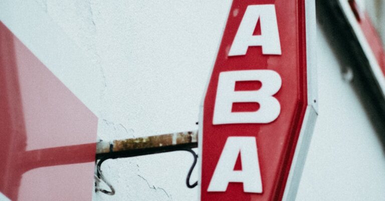 Illustration de Les entreprises réclament un gouvernement stable face à l'incertitude french-economy-business