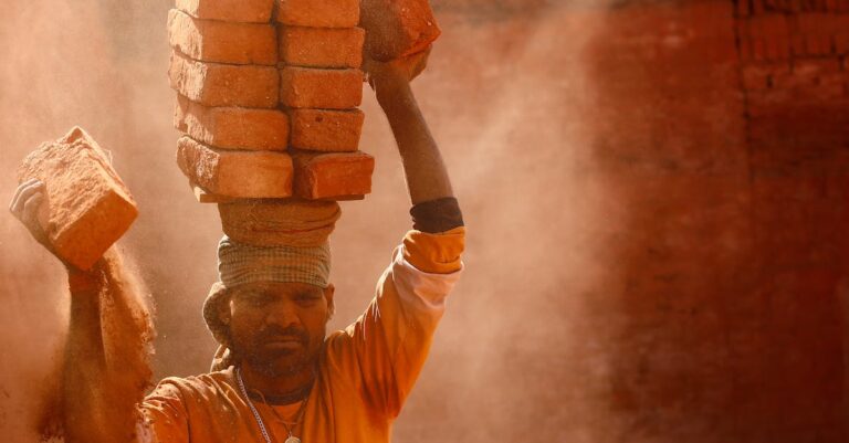 Illustration de Travail migrant : délocalisation sur place et surexploitation migrant-worker-exploitation