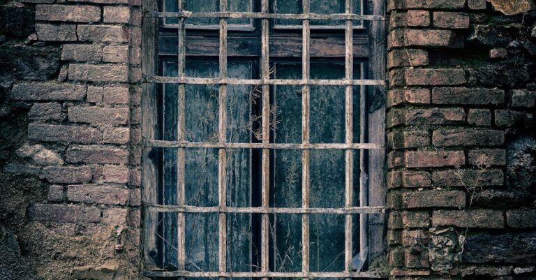 Illustration de Succession : payer la taxe foncière ne garantit pas la propriété old-abandoned-house