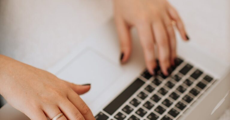 Illustration de Harcèlement en ligne : les vendeuses Vinted et Leboncoin ciblées online-harassment-women-second-hand