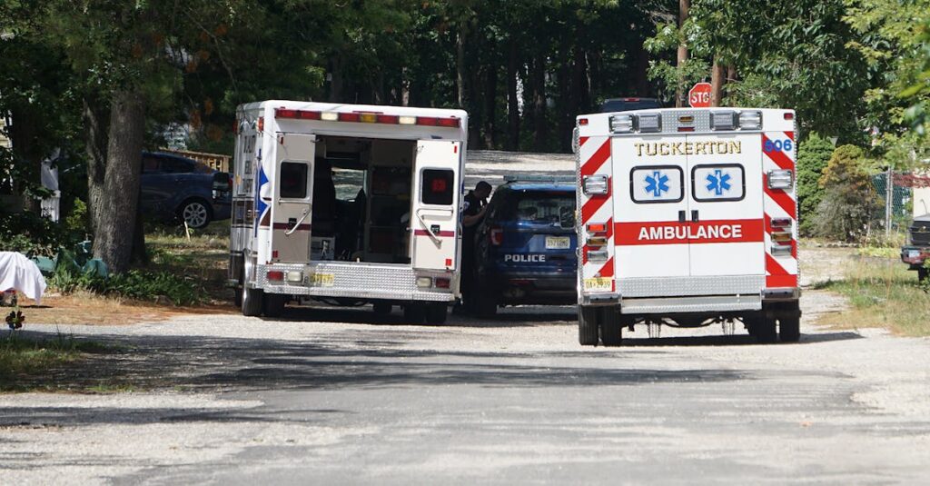Illustration de Fusillade mortelle à Dallas : un centre ICE ciblé police-ambulance-dallas