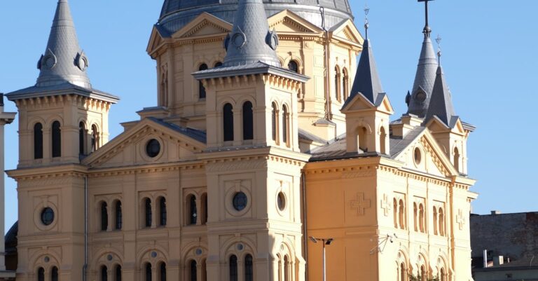 Illustration de Lecornu face aux syndicats et patrons : tensions et mobilisation protest-meeting-workers