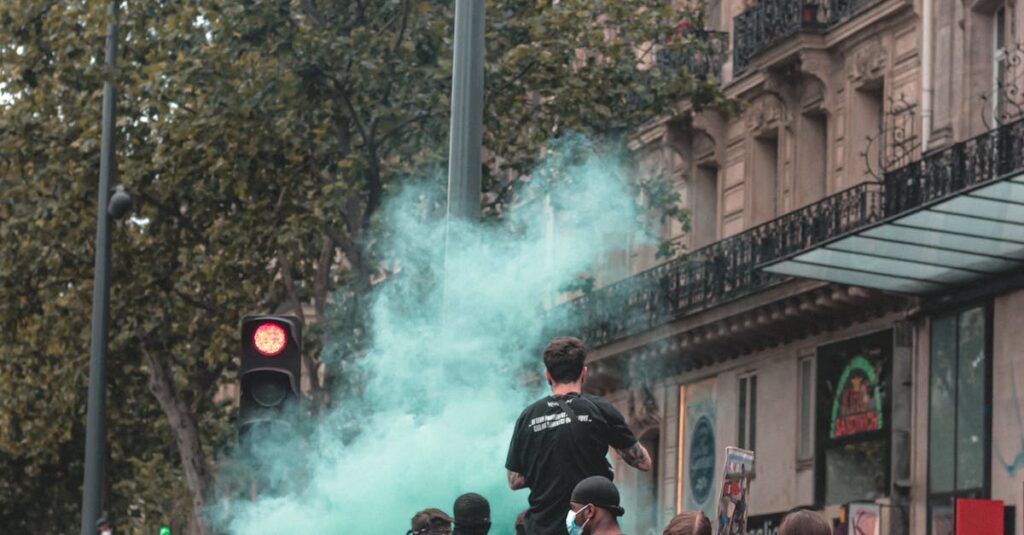 Illustration de Manifestation à Paris : ce que les pancartes révèlent protest-sign-Paris
