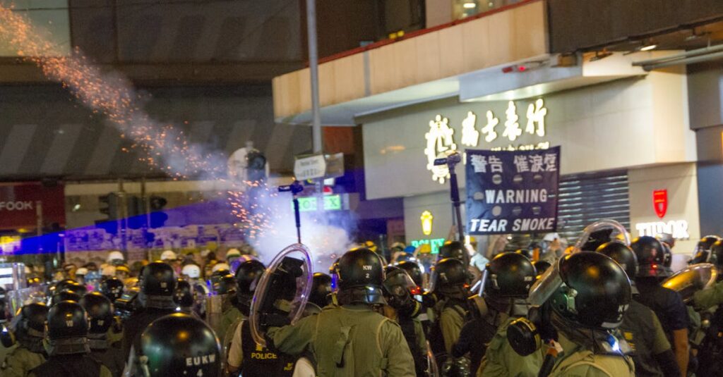 Illustration de Violences en France : l'ultra-gauche et les black blocs sous surveillance riot-police-confrontation