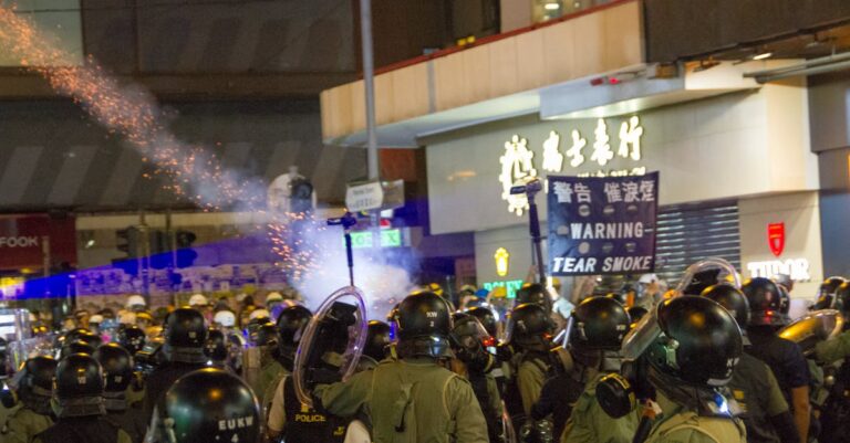 Illustration de Violences en France : l'ultra-gauche et les black blocs sous surveillance riot-police-confrontation