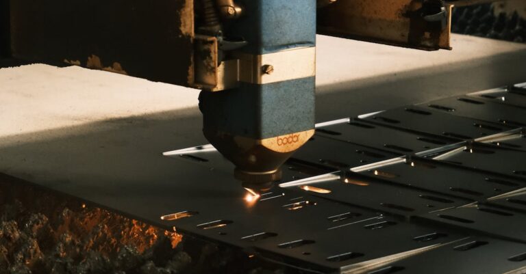 Illustration de IA et travail : un "taylorisme augmenté" selon J.S. Carbonell robot-working-factory