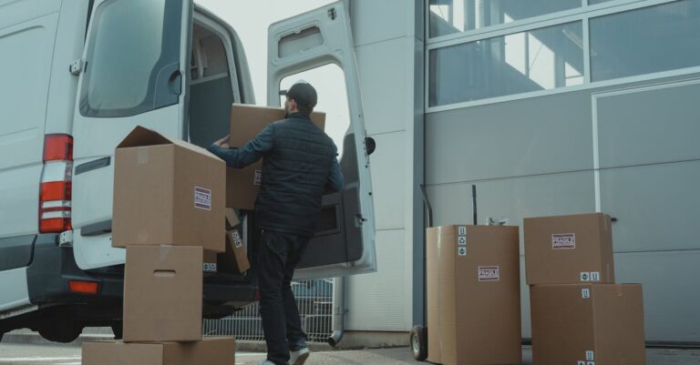 Illustration de Trafic postal vers les USA en chute libre après les droits de douane royal-mail-delivery-van