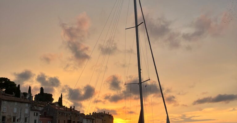 Illustration de Optimiser l'achat et l'entretien de votre bateau : astuces d'experts sailboat-marina-port