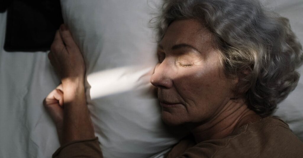 Illustration de Dette de sommeil et vieillissement cérébral : un lien inquiétant sleep-brain-aging