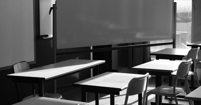 Illustration de Rentrée 2025 : L'Éducation face au défi des enseignants manquants teacher-shortage-france