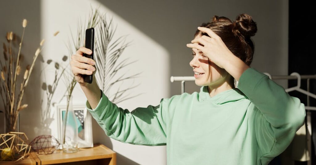 teenage-girl-smartphone