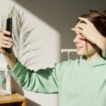 teenage-girl-smartphone