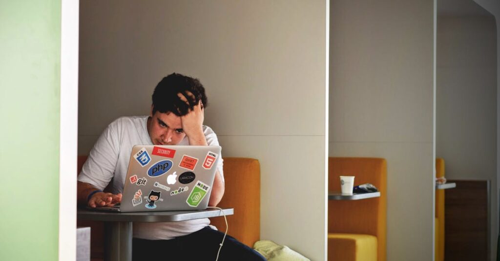Illustration de Surveillance au travail : quand l'IA traque les employés à distance telework-surveillance-software