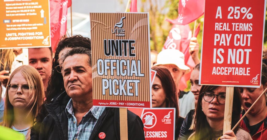Illustration de Grève : Remplacer un salarié gréviste, est-ce légal en France ? union-strike-protest