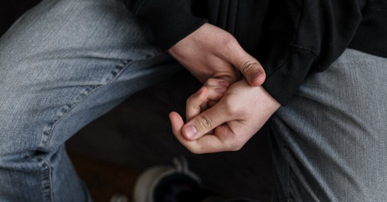 Illustration de Santé mentale des jeunes : un quart souffre de dépression en France young-people-mental-health