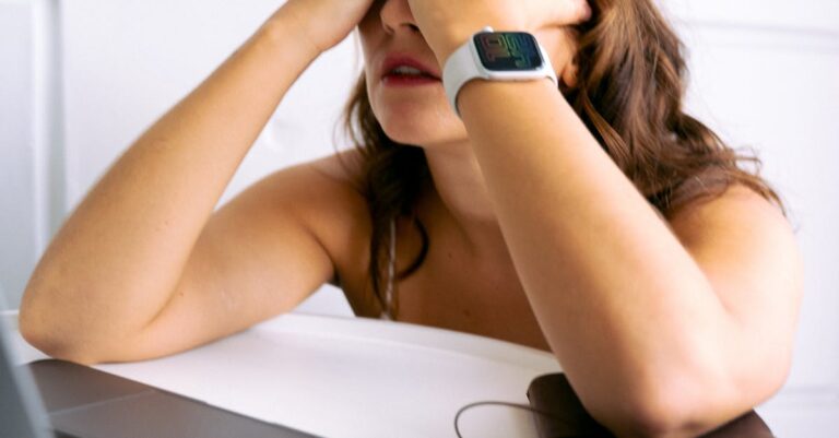 Illustration de IA émotionnelle au travail : une pratique interdite en Europe AI-emotional-workplace